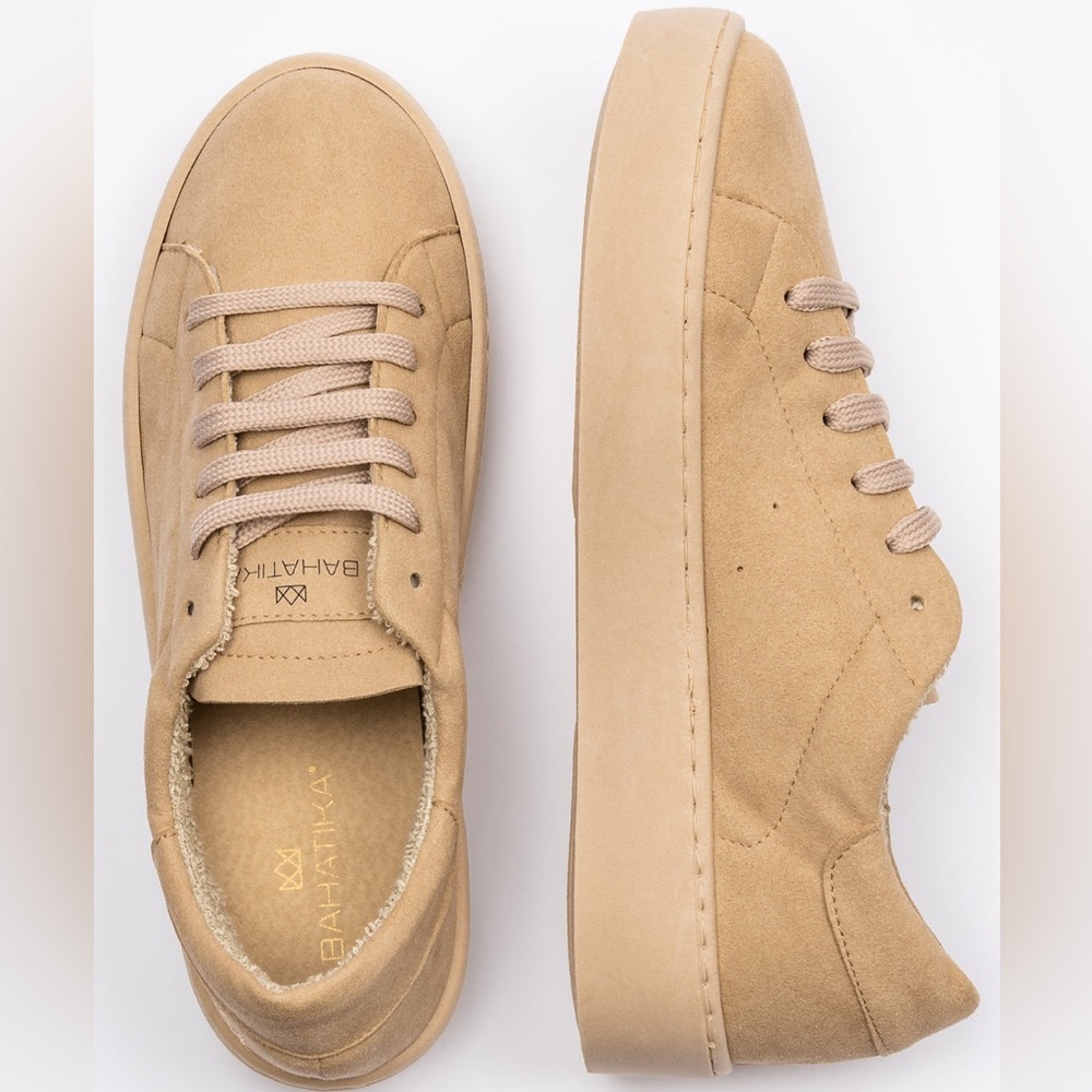 NWT Vegan suede sneakers made in Italy. Size 6